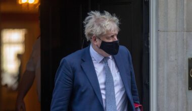 Boris Johnson am 12.01.2022 vor der Tür seines offiziellen Amtssitzes in der Downing Street Nr. 10 in London