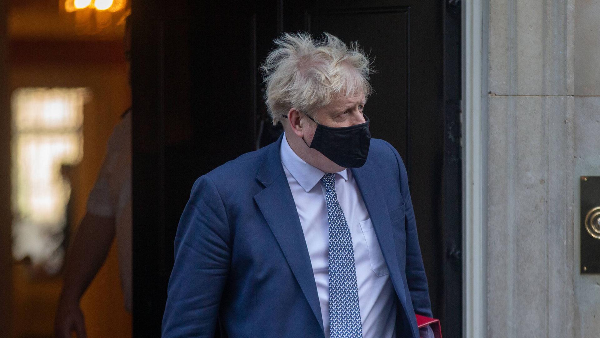 Boris Johnson am 12.01.2022 vor der Tür seines offiziellen Amtssitzes in der Downing Street Nr. 10 in London Boris Johnson am 12.01.2022 vor der Tür seines offiziellen Amtssitzes in der Downing Street Nr. 10 in London