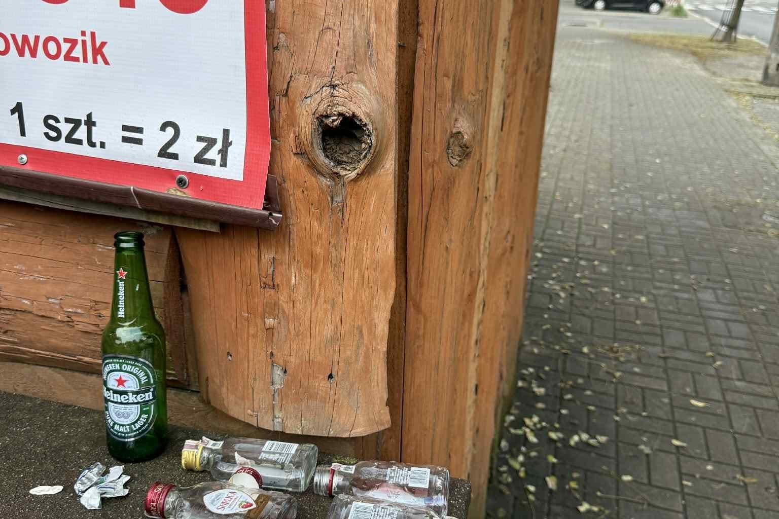 System kaucyjny miał szansę pozbyć się 90% śmieci, ale nasi cudowni prawodawcy stwierdzili, że małpki nie zostaną objęte na zasadzie nie bo nie. Także teraz zostajemy z problemem gromadzenia nie zgniecionych butelek oraz podwyżkami za śmieci, a menele dalej będą śmiecić.