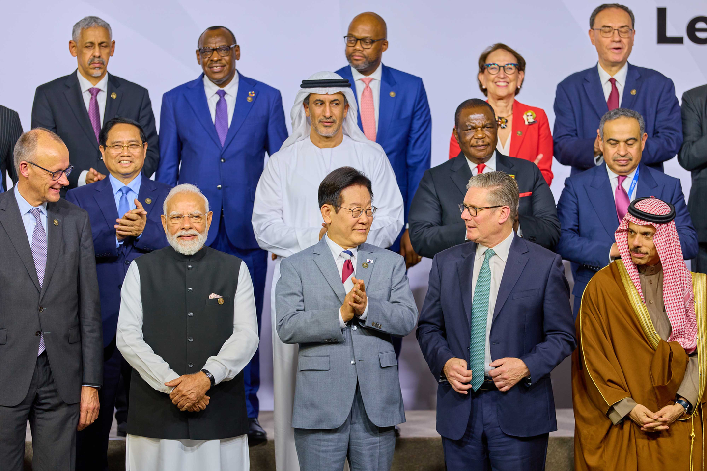 President Lee Jae Myung, front row center, poses for a photo with leaders of the Group of 20 and international organizations at the Nasrec Expo Centre in Johannesburg, South Africa, on Nov. 22. [JOINT PRESS CORPS]
