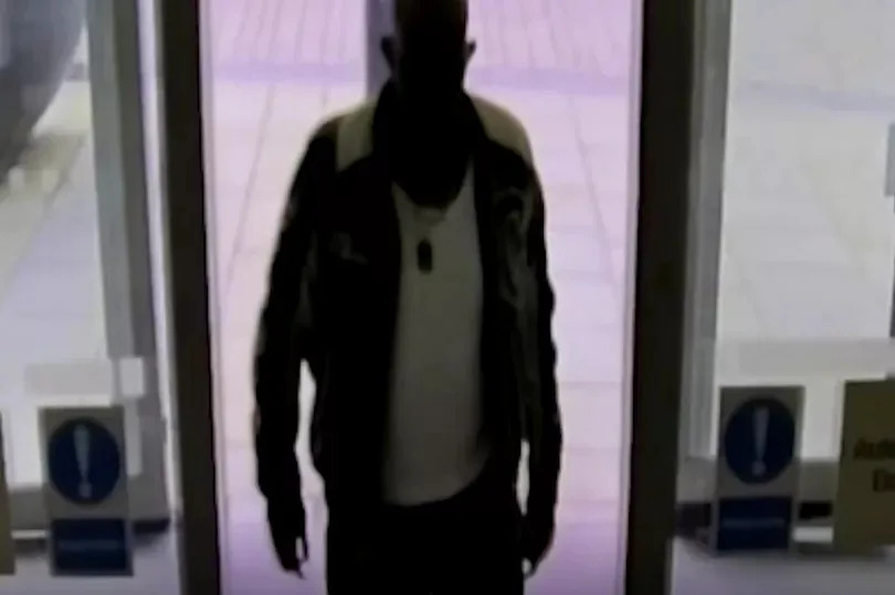 Haybe Cabdiraxmaan Nur entering the bank