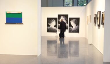 Kunst, die zum Verweilen einlädt: Blick in den Tramsschapp in Limpertsberg, wo noch bis zum 16. November 44 Künstler und Künstlerinnen ihre Werke zeigen.
