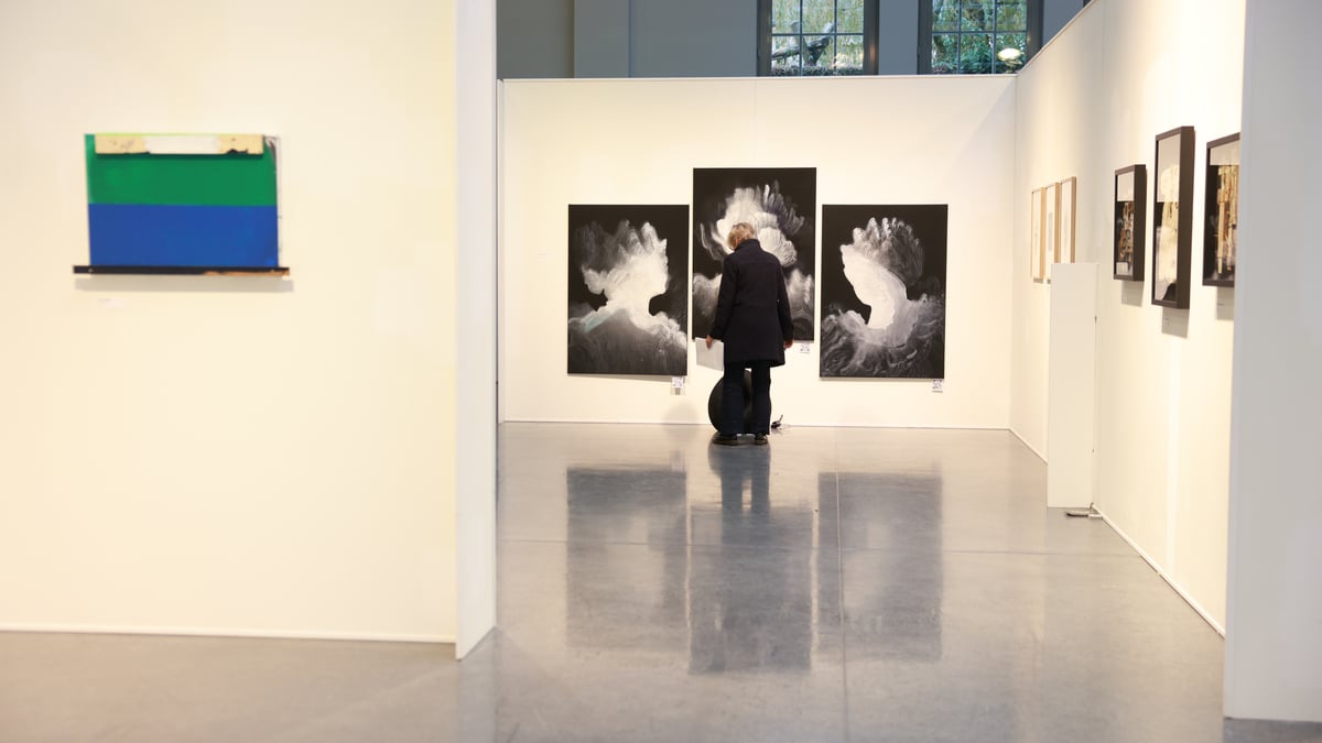 Kunst, die zum Verweilen einlädt: Blick in den Tramsschapp in Limpertsberg, wo noch bis zum 16. November 44 Künstler und Künstlerinnen ihre Werke zeigen.