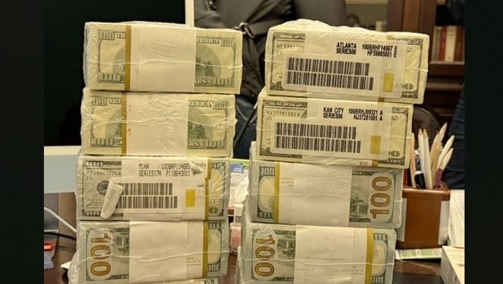 L'Agence nationale anticorruption ukrainienne publie, le 10 novembre 2025, une photo des liasses de billets, liées à une vaste enquête menée dans les secteurs de l'énergie et de la défense. (AGENCE NATIONALE ANTICORRUPTION / TELEGRAM)