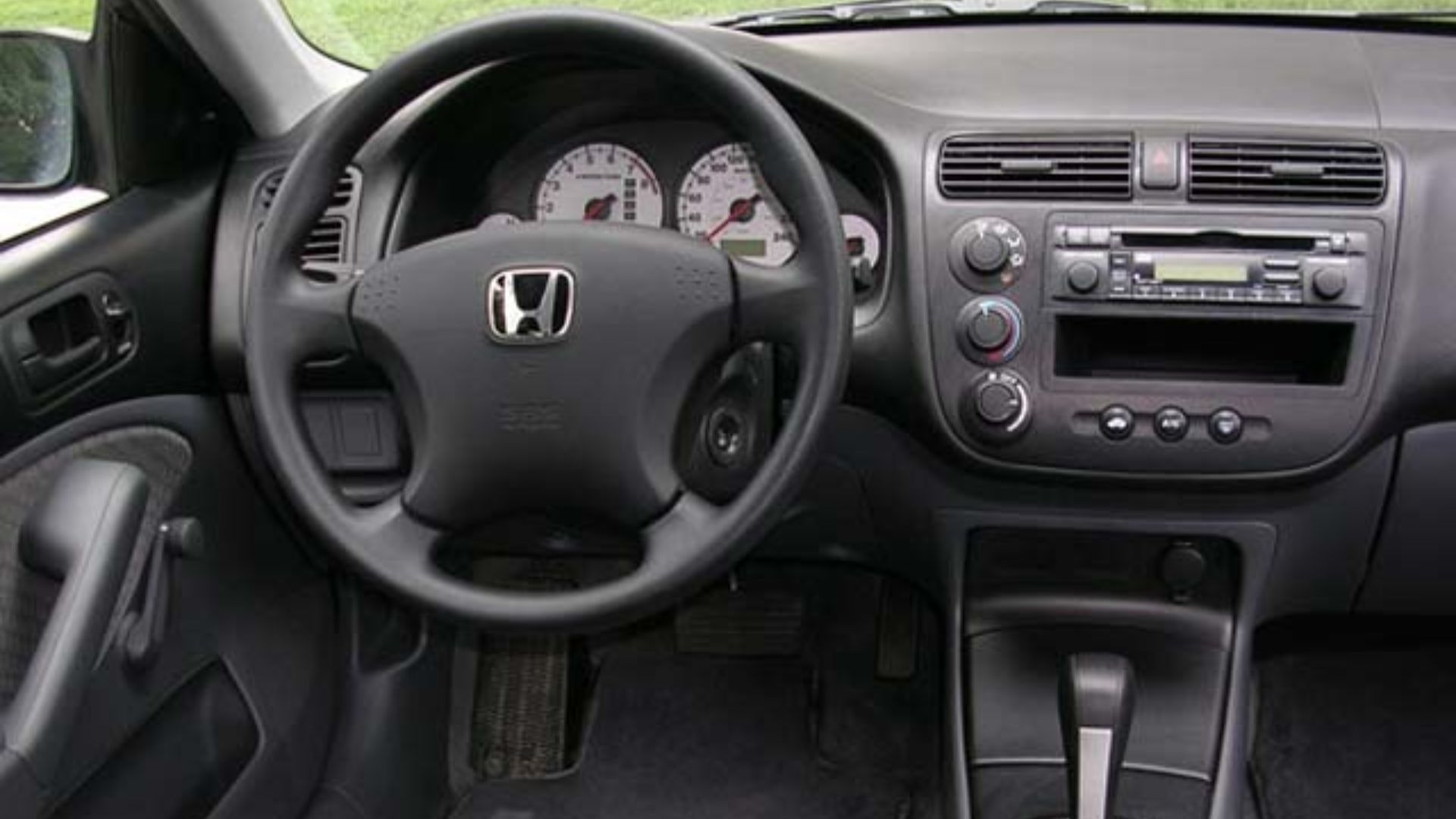 Carros automáticos usados até R$ 40 mil, incluindo Honda Fit, Civic, Corolla, Spin e Duster, alinhados em estacionamento urbano.