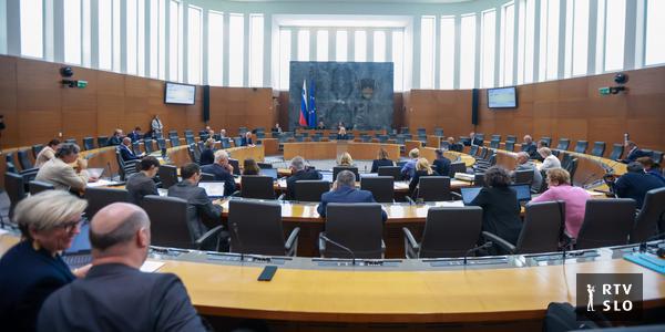 DZ bo obravnaval spremembe, po katerih bi tujci hitreje prišli do slovenskega vozniškega dovoljenja