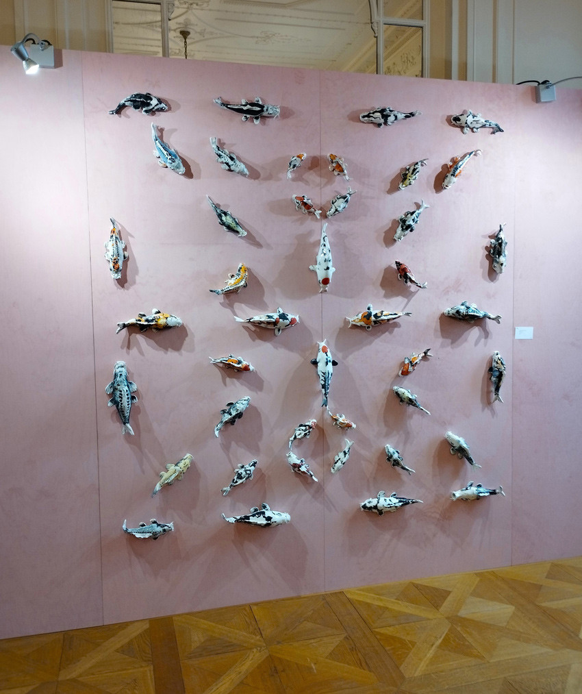 Marie-France Philipps, Koï carré, 2025, porcelaine, 180 x 180 cm. Photo : © Connaissance des Arts / Hortense Albisson