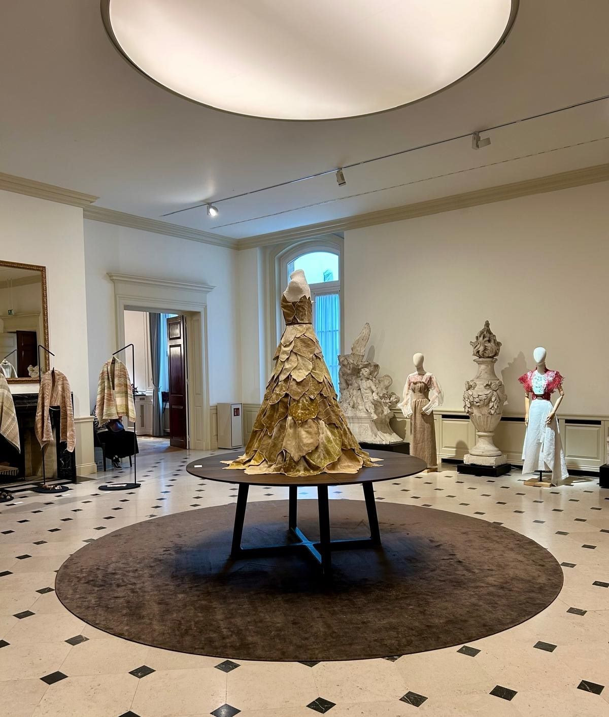 L'ancien "fumoir" du palais du 19 Liberté, où sont exposées des créations textiles lors de la biennale Agnès Renoult 