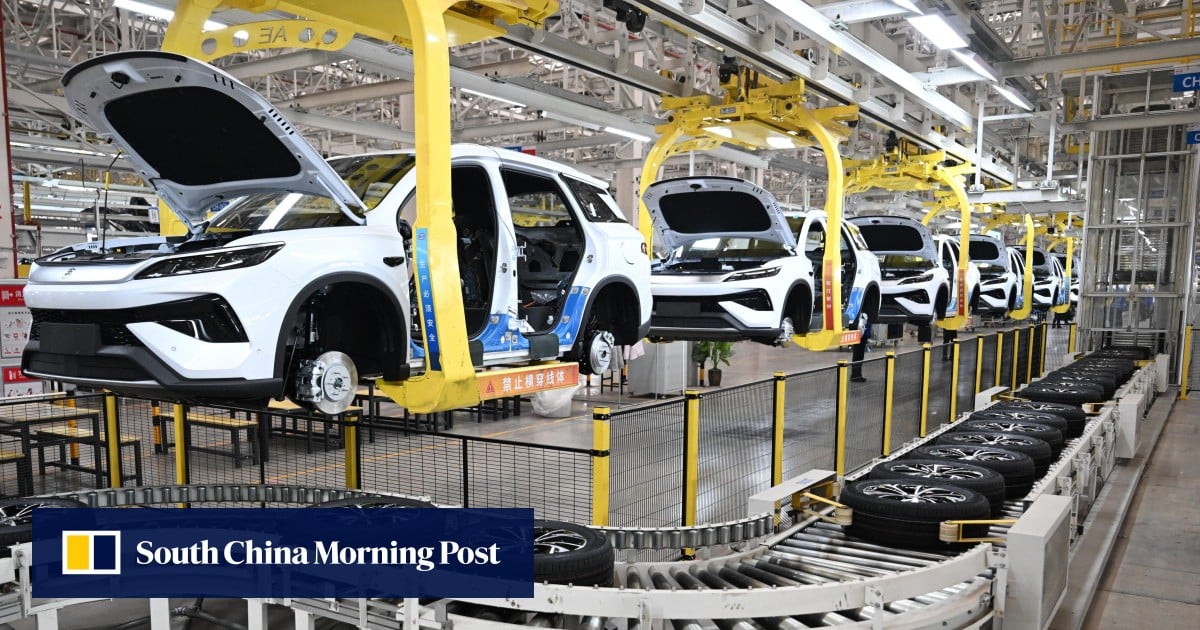 China’s factory activity contracts in November for 8th month in a row