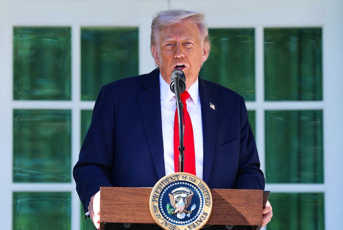 Mehrere US-Bundesstaaten und Wirtschaftsverbände haben Trumps Zollpolitik als verfassungswidrig angefochten; der Oberste Gerichtshof prüft derzeit die Rechtmässigkeit.