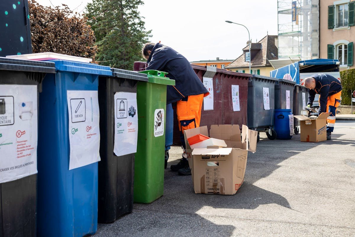 En Suisse, environ la moitié des déchets sont séparés et collectés. En Suisse, environ la moitié des déchets sont séparés et collectés.