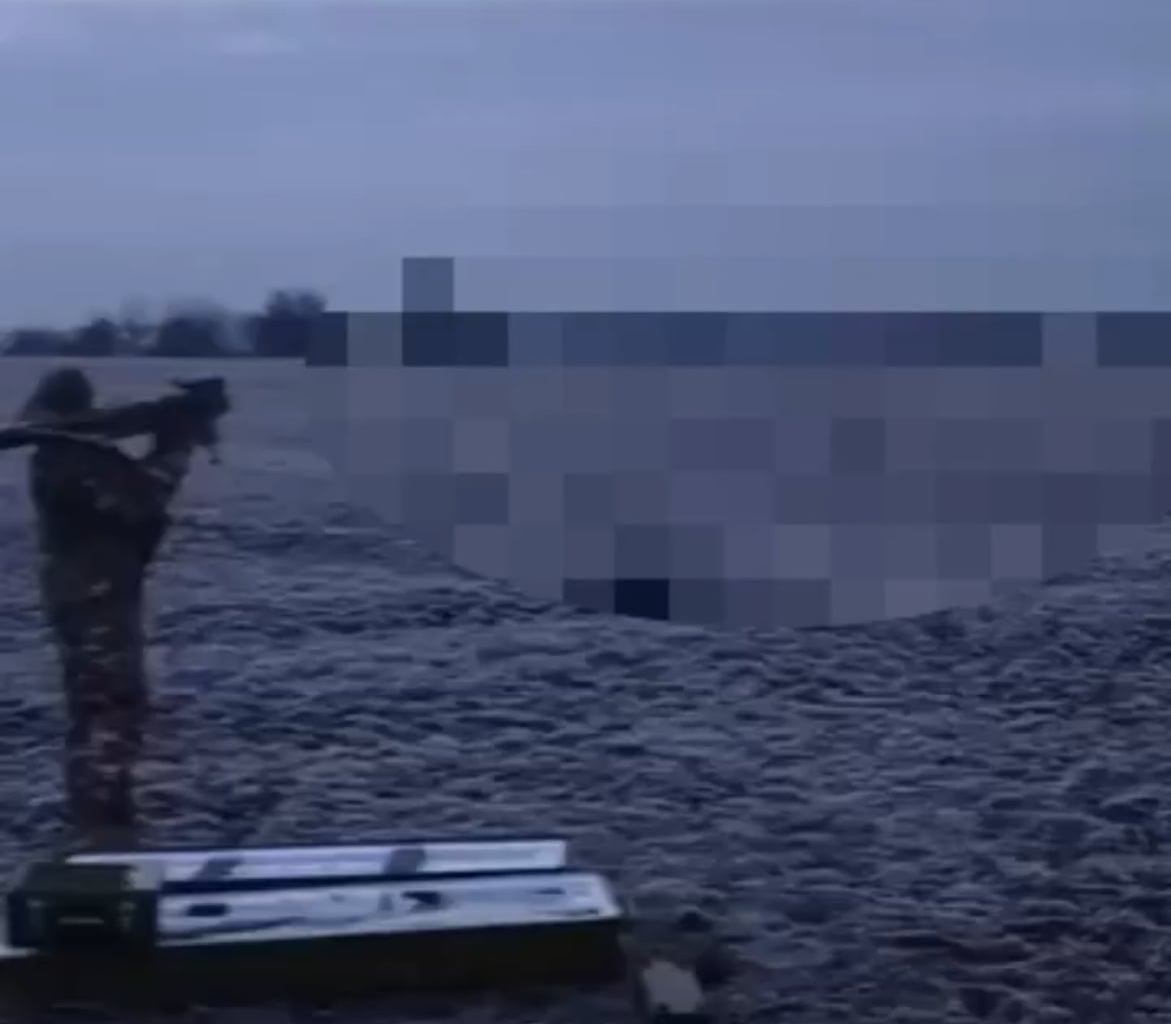 Ukrainian soldiers reportedly shot down a Russian Kh-101 cruise missile with the help of a Chinese FN-6 MANPADS. 19.11.2025