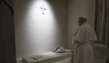 Pope Leo visits Basilica of St. Mary Major; prays at Pope Francis' tomb