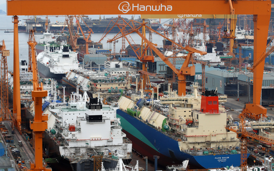 Large cranes and ships under construction are seen at Hanwha Ocean’s Geoje shipyard in Geoje, South Gyeongsang. [NEWS1]