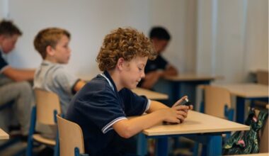 просветното министерство предлага забрана телефоните училище