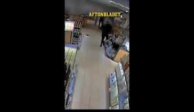 En man försökte stjäla flaska på Systembolaget Kungsängen - krossade flaskor till ett värde av 163 000 kronor. Nu åtalas mannen för grov skadegörelse, och Systemet kräver 182 000 kronor i skadestånd. Mannen är också åtalad för 2 andra fall av skadegörelse, ett narkotikabrott & ett fall av ofredande