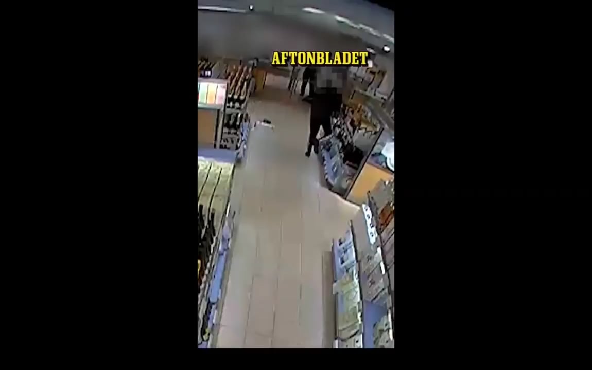 En man försökte stjäla flaska på Systembolaget Kungsängen - krossade flaskor till ett värde av 163 000 kronor. Nu åtalas mannen för grov skadegörelse, och Systemet kräver 182 000 kronor i skadestånd. Mannen är också åtalad för 2 andra fall av skadegörelse, ett narkotikabrott & ett fall av ofredande