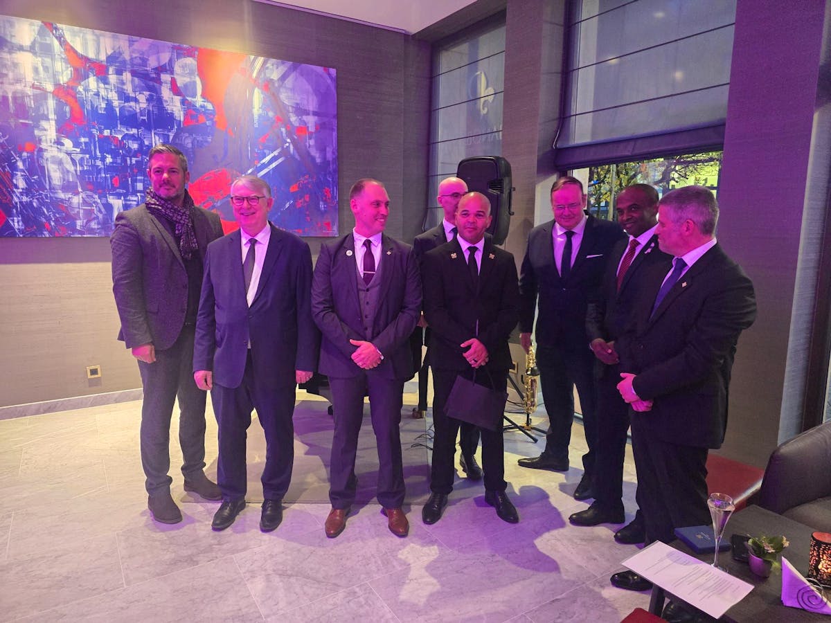 Étienne Plancher (3. v. l.) ist Präsident der Association des Clefs d’Or luxembourgeoises, die den Beruf des Concierge aufwertet. Hier bei der feierlichen Aufnahme eines neuen Mitglieds am 23. Oktober. Étienne Plancher (3. v. l.) ist Präsident der Association des Clefs d’Or luxembourgeoises, die den Beruf des Concierge aufwertet. Hier bei der feierlichen Aufnahme eines neuen Mitglieds am 23. Oktober.