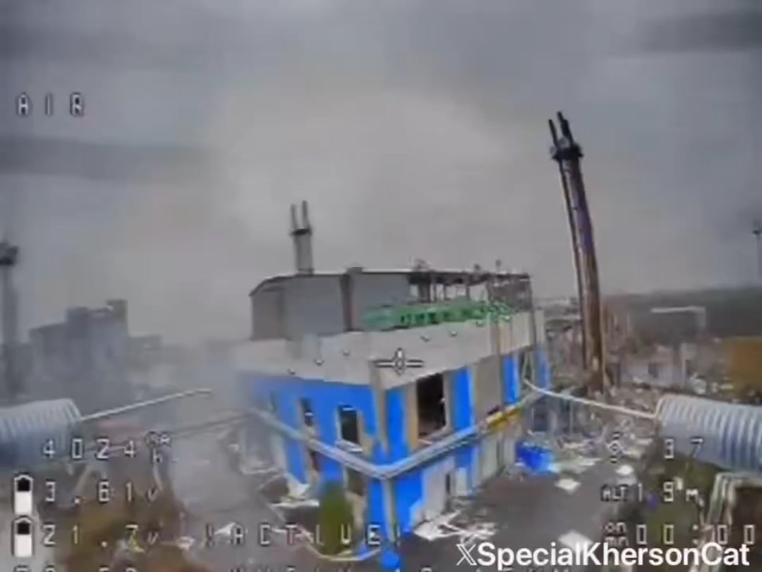 Ukrainian FPV drone comes under russian fire while inspecting industrial building