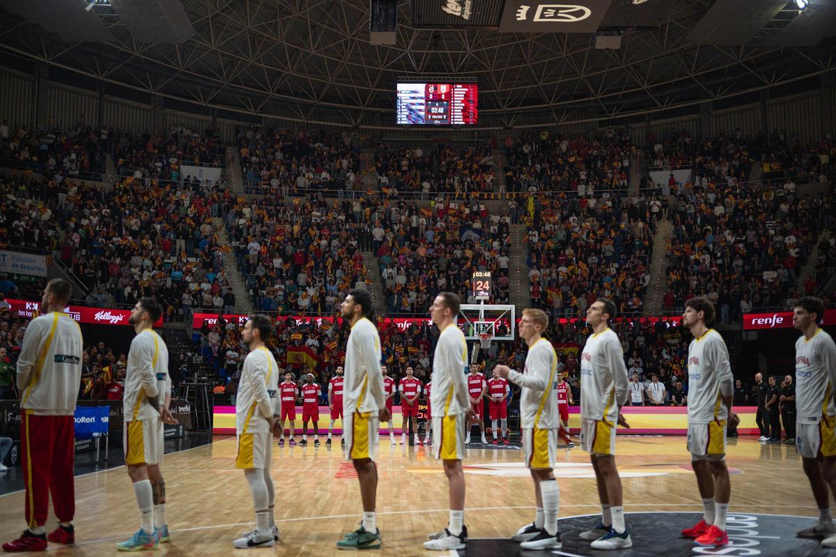 La selección española, durante el himno nacional.