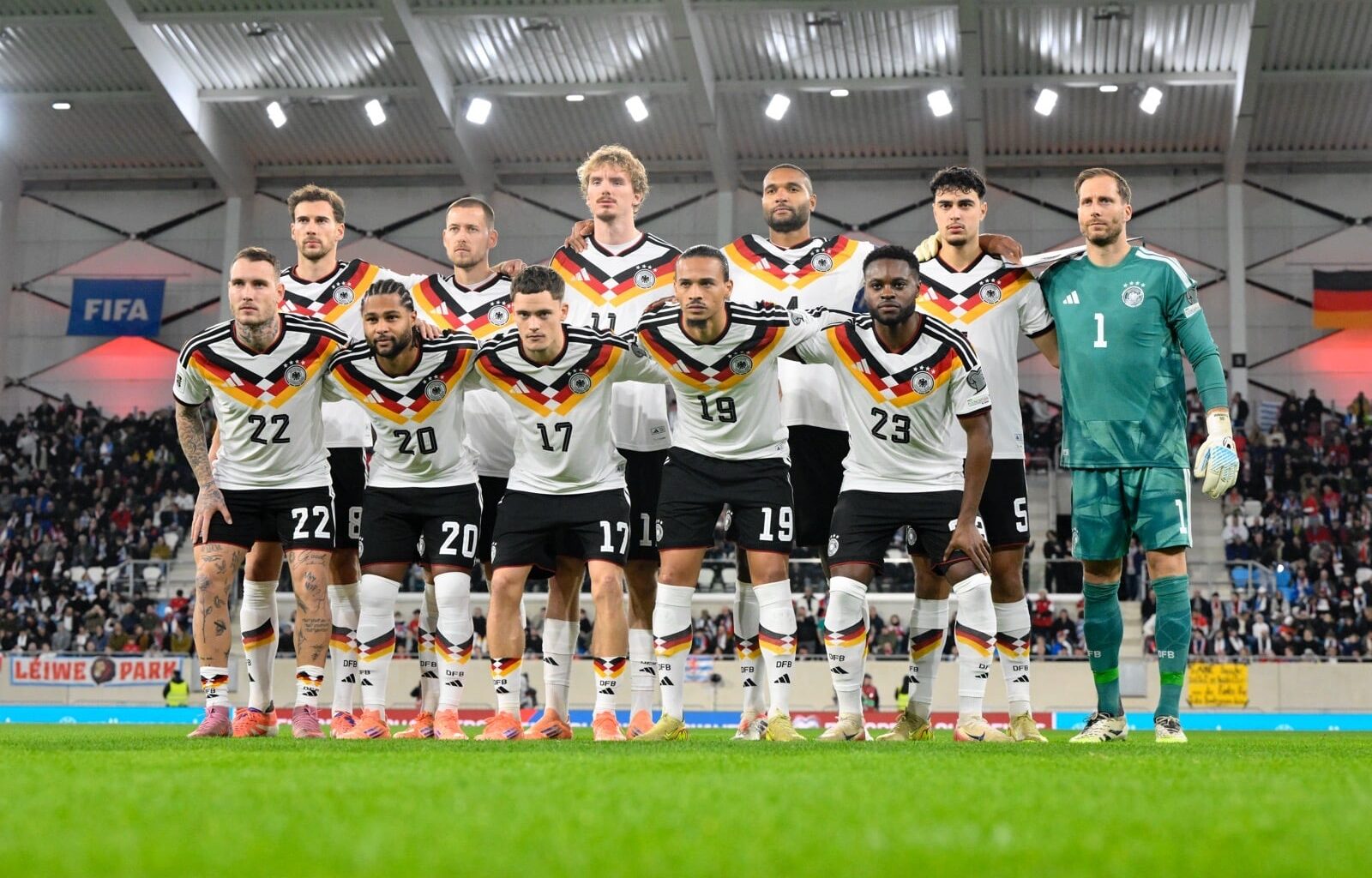 Neues DFB Trikot 2026 & Aufstellung - Die deutschen Nationalspieler vor dem Fußballspiel der Gruppe A der Europa-Qualifikation zur Weltmeisterschaft 2026 zwischen Luxemburg und Deutschland am 14. November 2025 (Foto: JOHN THYS / AFP)