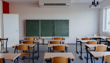 ‘Tot 300 euro netto minder per maand’: een op de vijf leerkrachten overweegt onderwijs te verlaten door geplande pensioenafbouw