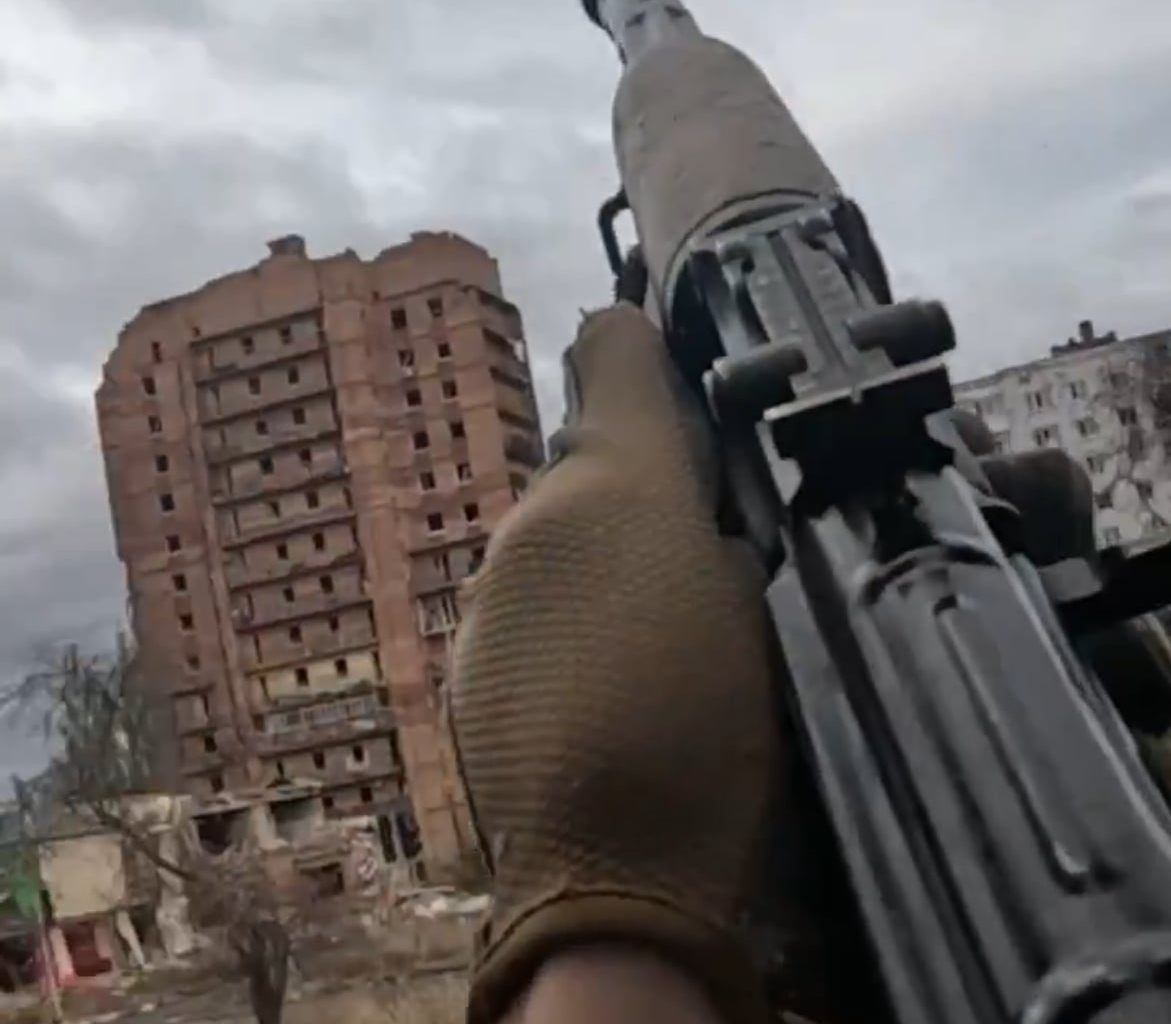 Ukrainian soldier shot down a Russian FPV drone that was targeting a friendly vehicle in Kostiantynivka, Donetsk Oblast. National Police Brigade "Liut". Published 07.11.2025