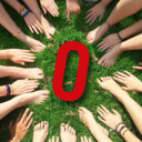 Krąg rąk i nóg otaczający czerwoną literę O z logo Instytutu 