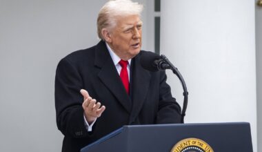 Šveicarų parlamentarai prašo ištirti, ar verslininkų Donaldui Trumpui įteiktos dovanos buvo teisėtos