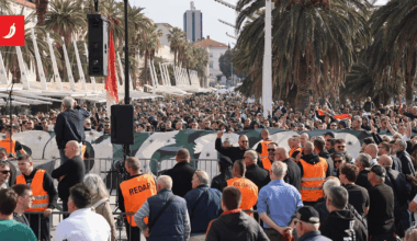 Ekipa nosi crnu odjeću, izbacuje djecu s predstava, prijeti i pljuje novinare, uzvikuje "Za dom spremni!" i "Nezavisna Država Hrvatska!". Meanwhile Njonjo: Ljevica treba smanjiti agresivni govor i optužbe da su svi ustaše