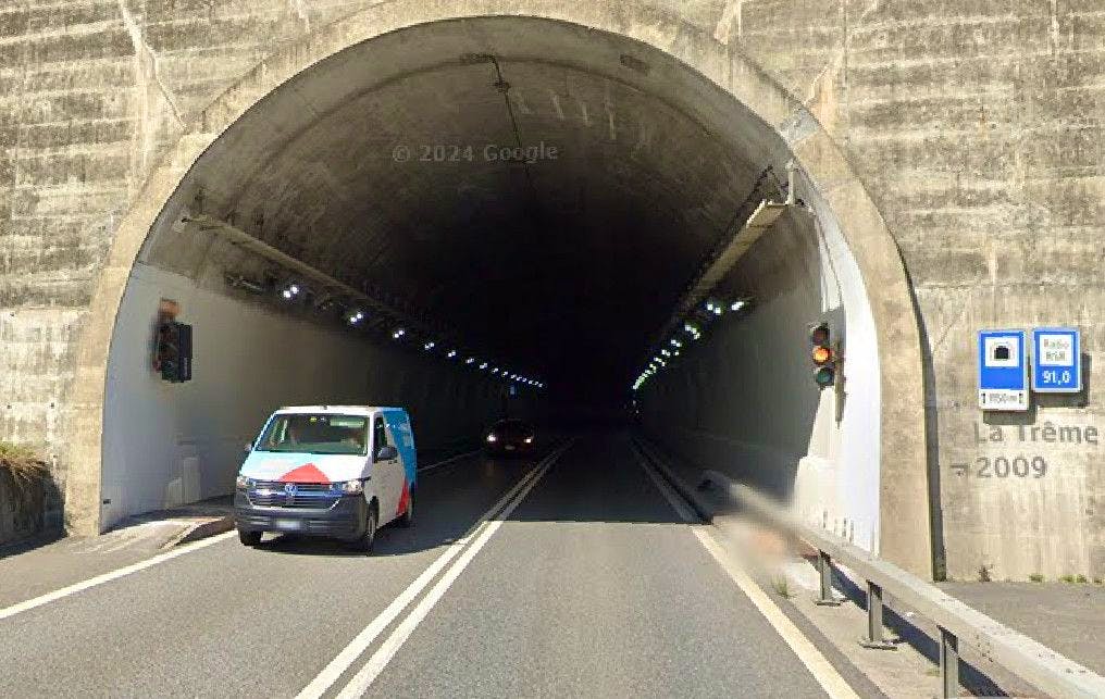 L'automobiliste s'était engagé dans le tunnel de la Trême, à Bulle, alors qu'il était fortement encombré. A l'intérieur, dans les bouchons, il a été pris de panique. L'automobiliste s'était engagé dans le tunnel de la Trême, à Bulle, alors qu'il était fortement encombré. A l'intérieur, dans les bouchons, il a été pris de panique.