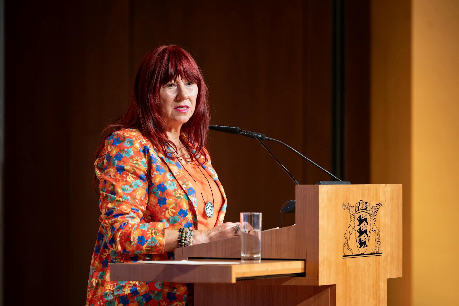 Cathrin Schauer-Kelpin äußert beim HeldinnenAward 2025 ihre Empörung.