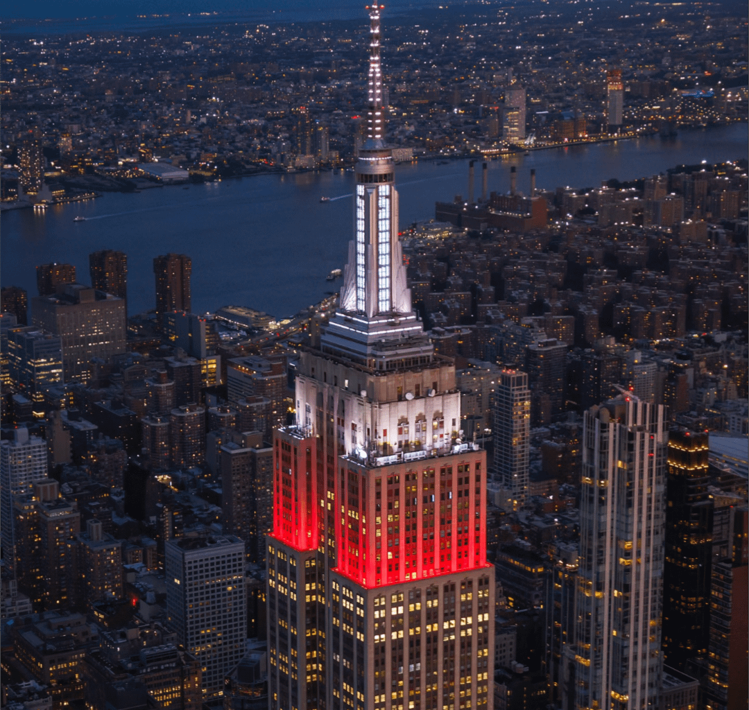 Empire State Building rozświetla się w barwach narodowych Polski z okazji Święta Niepodległości. ( USA)
