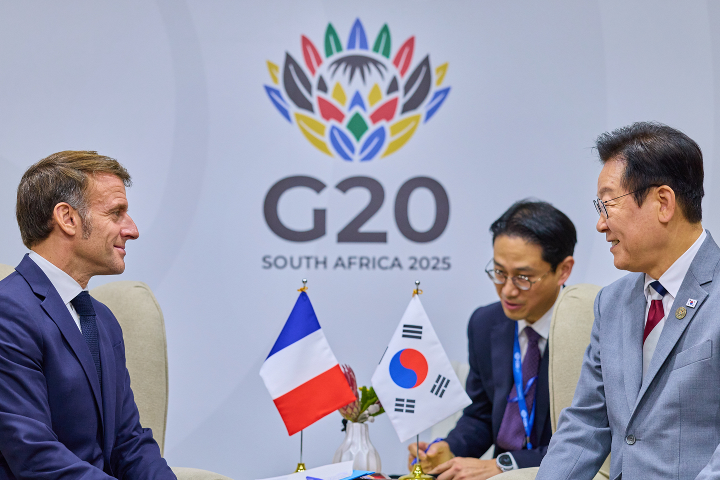 President Lee Jae Myung, right, and French President Emmanuel Macron hold talks on the sidelines of the Group of 20 summit in Johannesburg, South Africa, on Nov. 22. [JOINT PRESS CORPS]