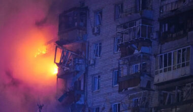 Russia strikes Ukraine as Zelenskyy's negotiators meet with top Trump officials