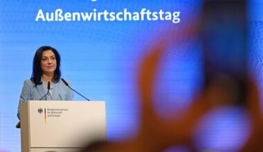 German minister gives January target for industrial electricity price