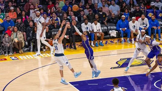Dallas Mavericks Guard Klay Thompson (21) during an NBA basketball game against the Los Angeles Lakers, Friday November 28th, 2025 in Los Angeles, California.