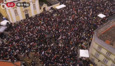 Respect Győr! Szemerkélő esőben, 6 fokban többen vannak, mint a háborús agitátor fűtött csarnakába buszoztatott szerencsétlenek.