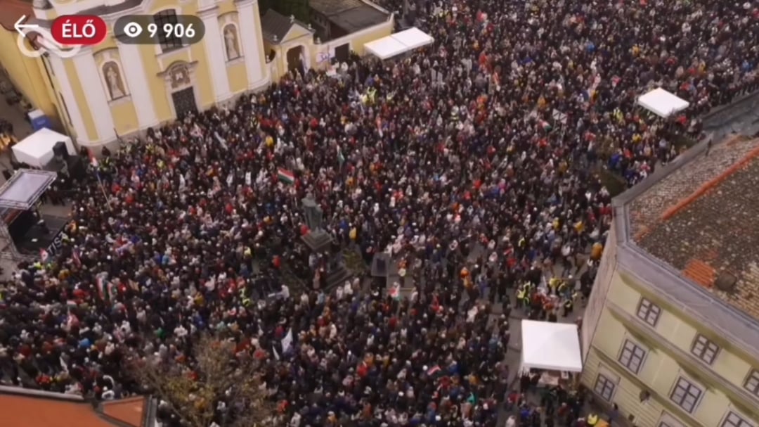 Respect Győr! Szemerkélő esőben, 6 fokban többen vannak, mint a háborús agitátor fűtött csarnakába buszoztatott szerencsétlenek.