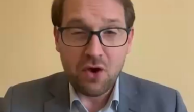 Fritz - Examenul de cetăţenie. La ce întrebări trebuie să răspunzi dacă vrei să fii român: Numeşte doi zei dacici.