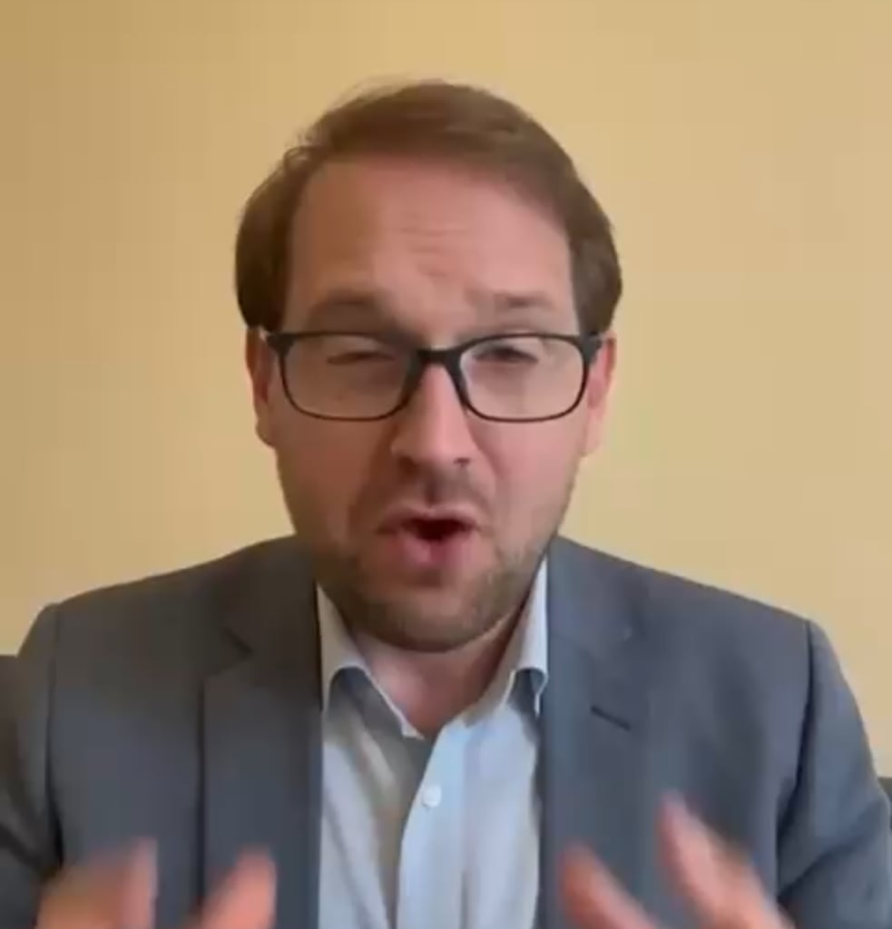 Fritz - Examenul de cetăţenie. La ce întrebări trebuie să răspunzi dacă vrei să fii român: Numeşte doi zei dacici.