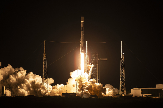 Korea's fifth military reconnaissance satellite is launched at 2:09 p.m. from Cape Canaveral Space Force Station in Florida on Nov. 1. [SPACEX]