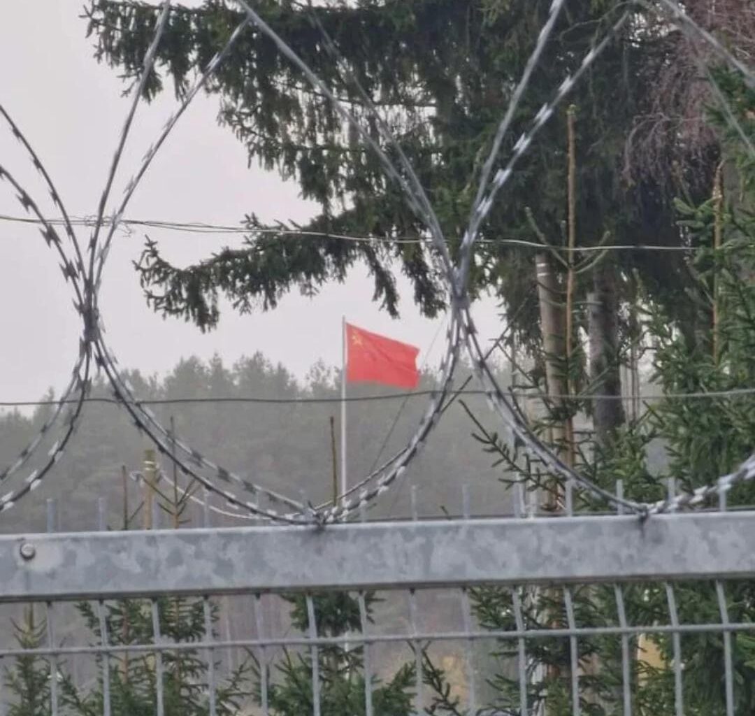 Krievija nomaina karogu uz Padomju Karogu pie Lietuvas Robežas.