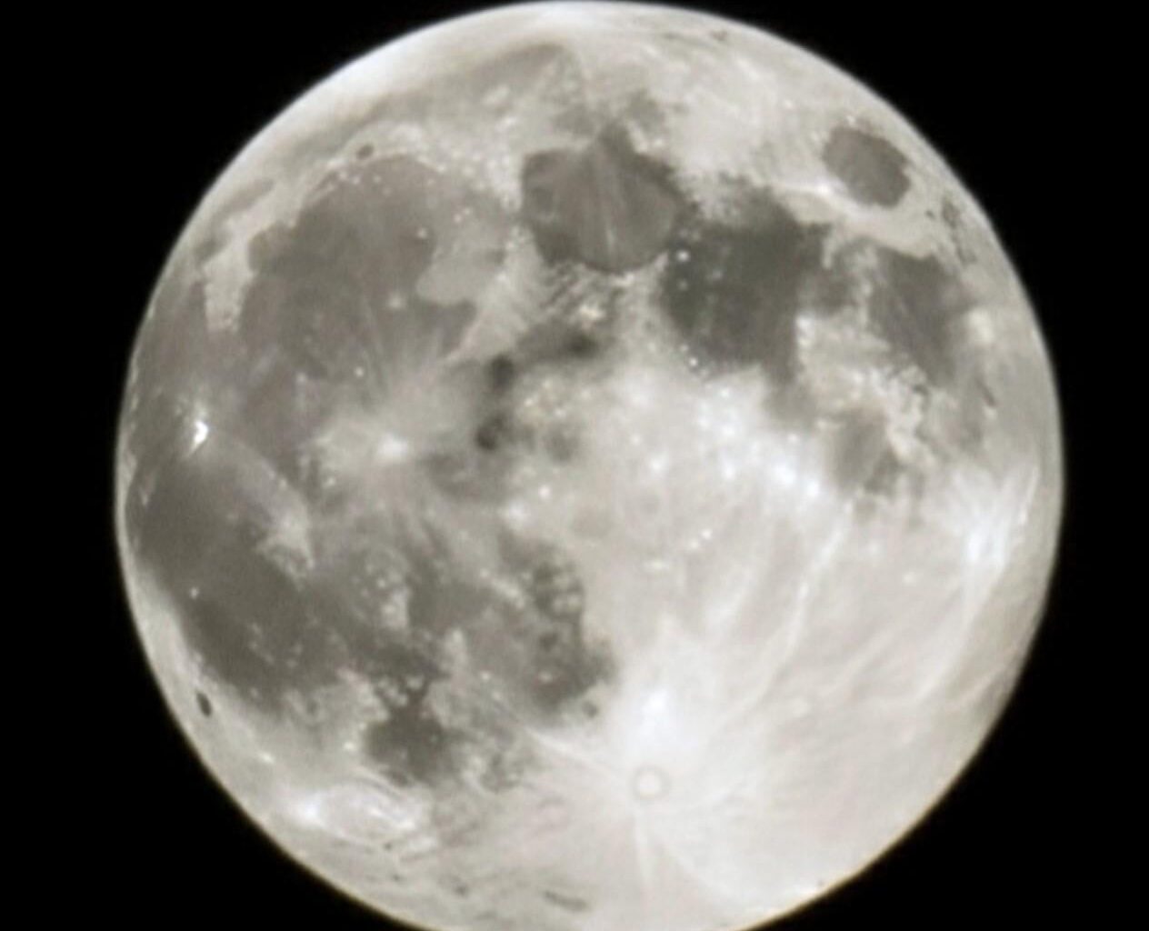 Vollmond am 5. November 2025 - aus meinem Fenster fotografiert - Hannover Deutschland