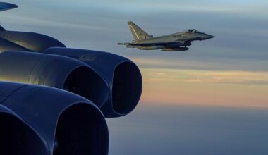 El Ejército del Aire de España escolta a bombarderos B-52 a su llegada a Morón