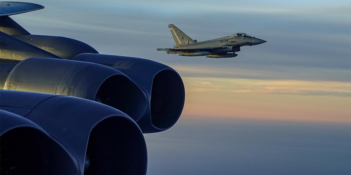 El Ejército del Aire de España escolta a bombarderos B-52 a su llegada a Morón