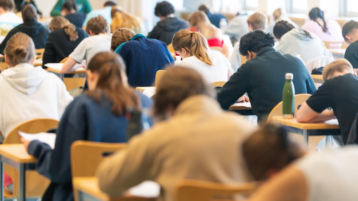 Despite reduced teaching time, GED and GSI students are expected to take the same French exam as students from other sections who have benefited from more teaching time.