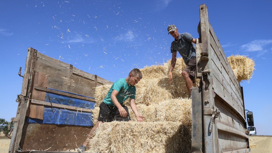 Russian Drone Operators Conduct “Safari” on Ukrainian Farmers, Intercepted Footage Shows