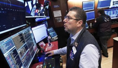 U.S. stocks rise as Wall Street looks to add to its winning streak