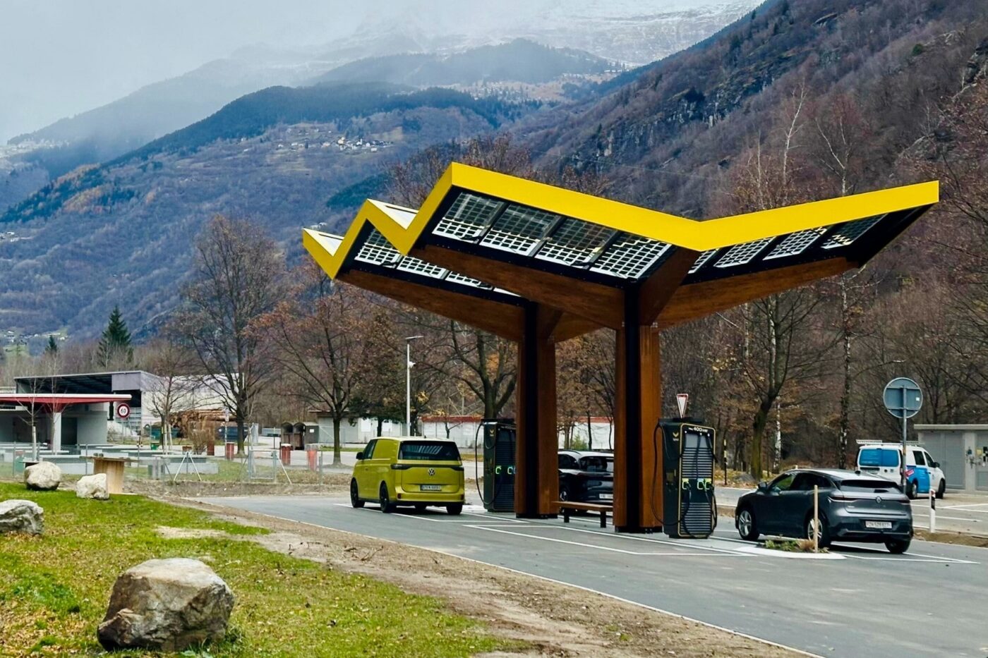 Fastned ladestation charging station schweiz switzerland lavorgo min